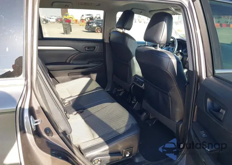 2019 Toyota Highlander Le Plus z USA, uszkodzony, nr VIN 5TDBZRFH6KS953683